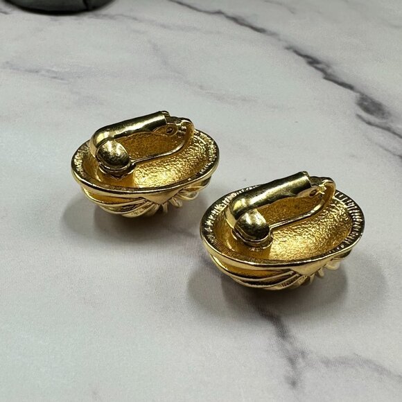 3/$30 Vintage Dome Clip On Earrings Gold Tone Ribbed Oval Bold Statement - Picture 6 of 9